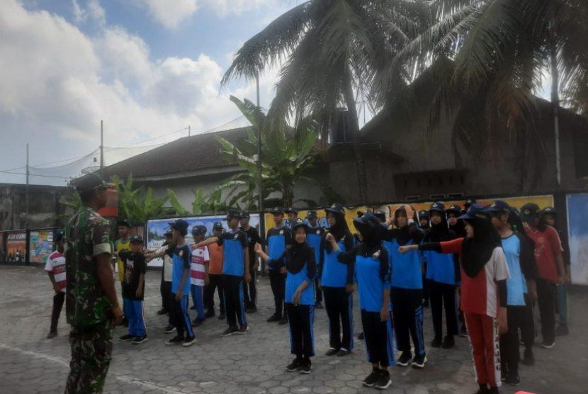 Latihan Dasar Membangun Disiplin dan Kekompakan Siswa Banyuwangi Melalui PBB