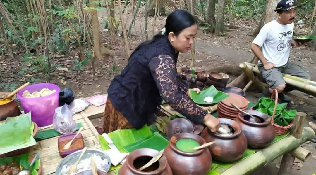 Menjelajah Pasar Wit-Witan: Surga Kuliner Tradisional di Tengah Desa Alasmalang