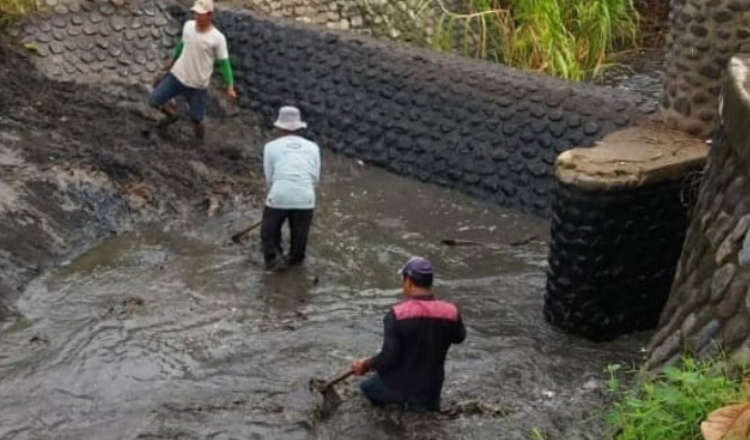 Perlancar Aliran Air, Dinas Pengairan Teratur Angkat Sedimen Sungai