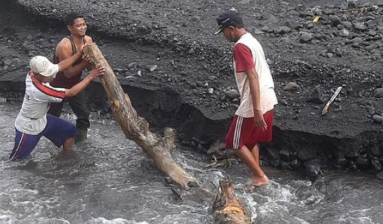 Saluran Irigasi Terhambat, Petugas DPU Pengairan Gercep Bersihkan 