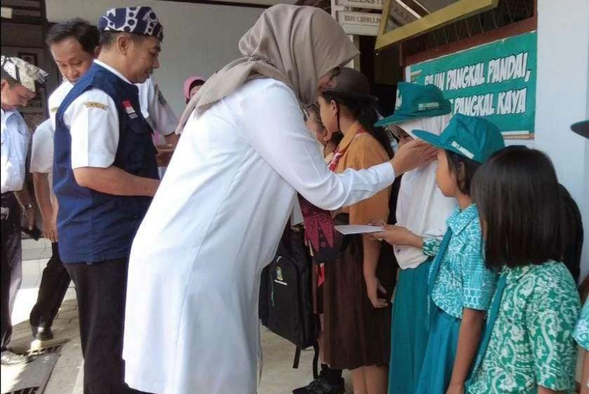 Siswa Tak Mampu di Banyuwangi Dapat Jatah Uang Saku dari Pemkab