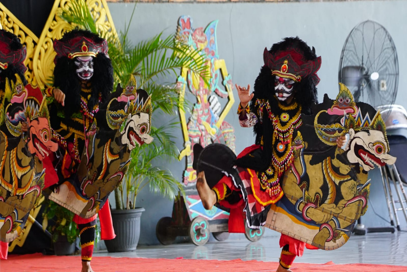 Ratusan Siswa Sekolah Banyuwangi Ikut Festival Jaranan Buto 