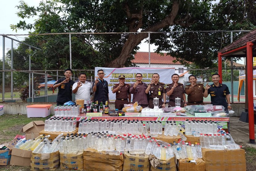 Sambut Hari Bhakti Adhyaksa, Kejaksaan Banyuwangi Musnahkan Ribuan Botol Miras