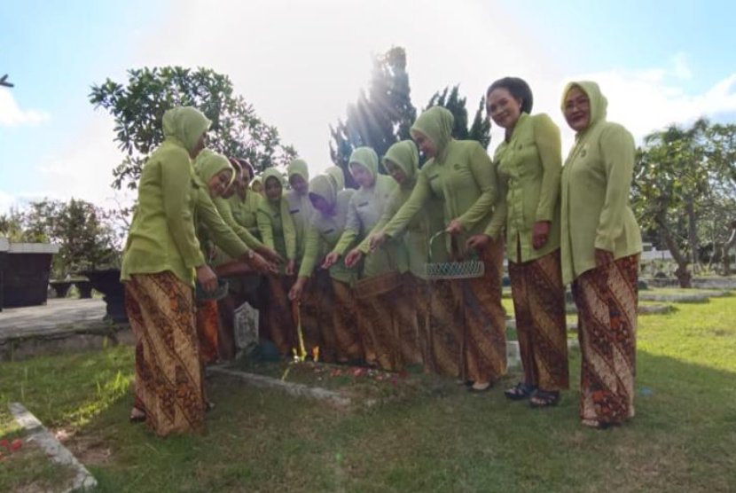 Tabur Bunga Kejaksaan Banyuwangi Kenang Semangat Patriotisme 