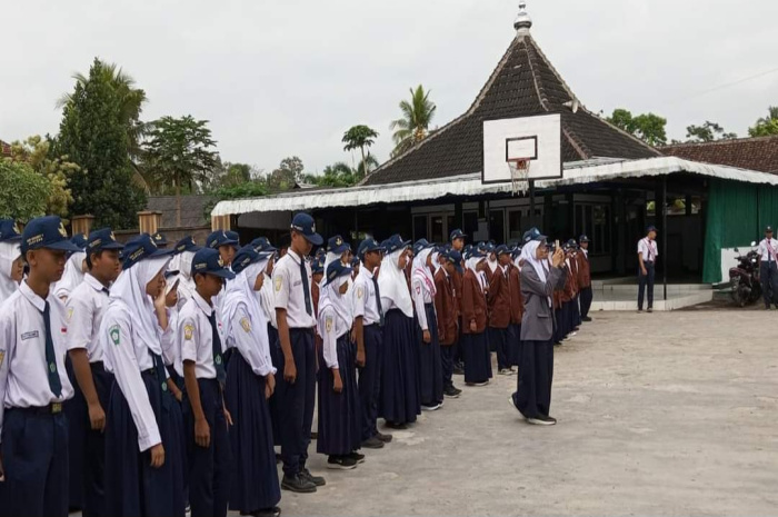 Tantangan Era Digital: Dispendik Banyuwangi Tekankan Pentingnya Upacara Bendera