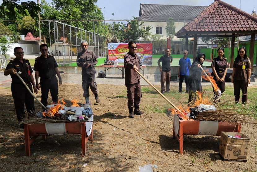 Banyuwangi Bebas Narkoba, Kejari Bakar Habis Ribuan Bukti Kejahatan