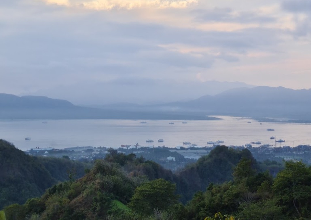 Bukit Sewu Sambang Banyuwangi, Tawarkan Pengalaman Camping View Selat Bali